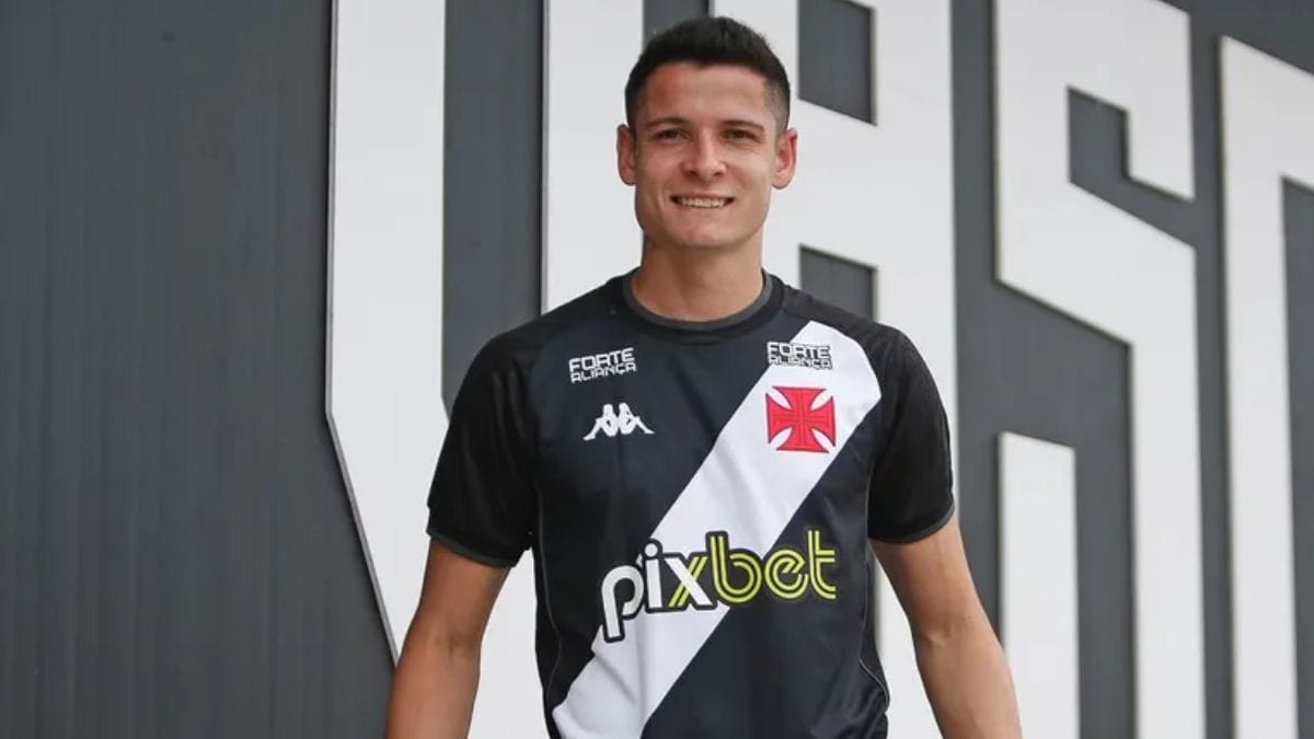 Matheus Barbosa com a camisa do Vasco