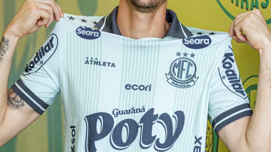 Goleiro já foi oficializado e vestiu a camisa (Foto: JP Pinheiro, Agência Mirassol)