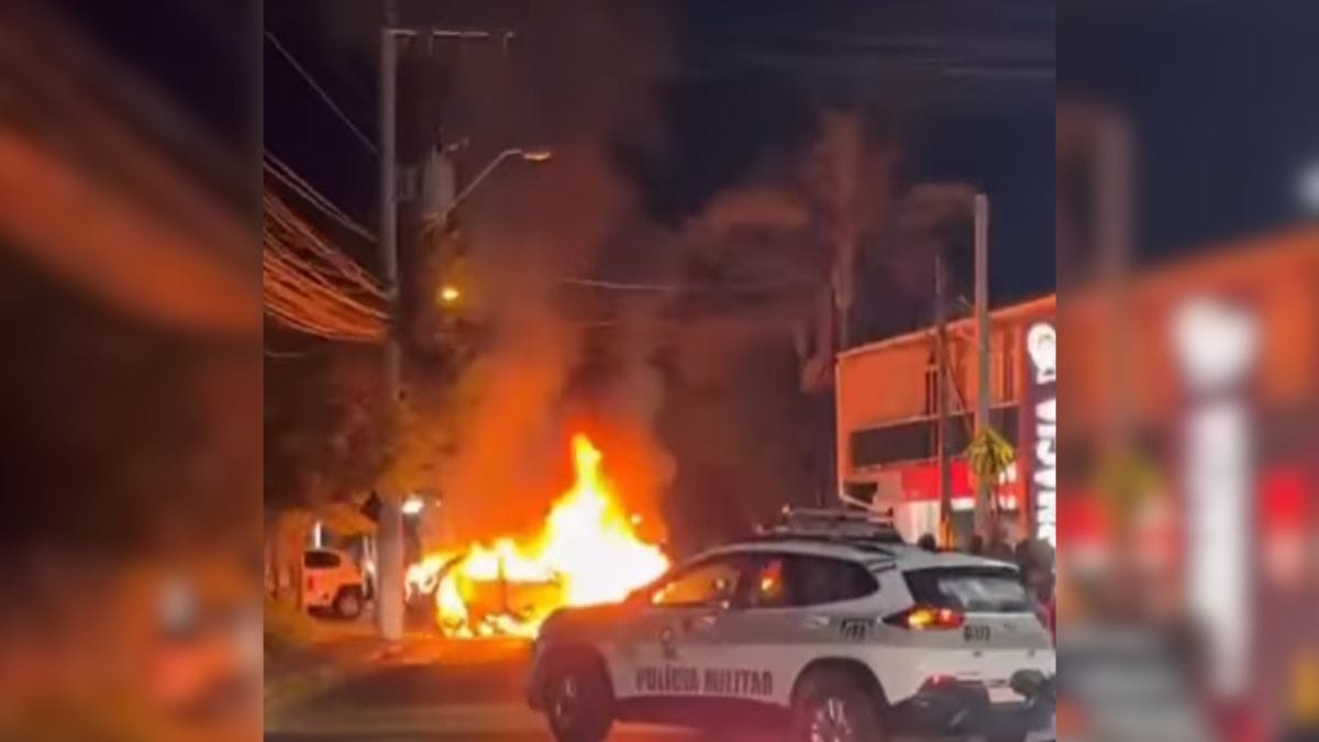 Carro incendiado na Vargem do Bom Jesus