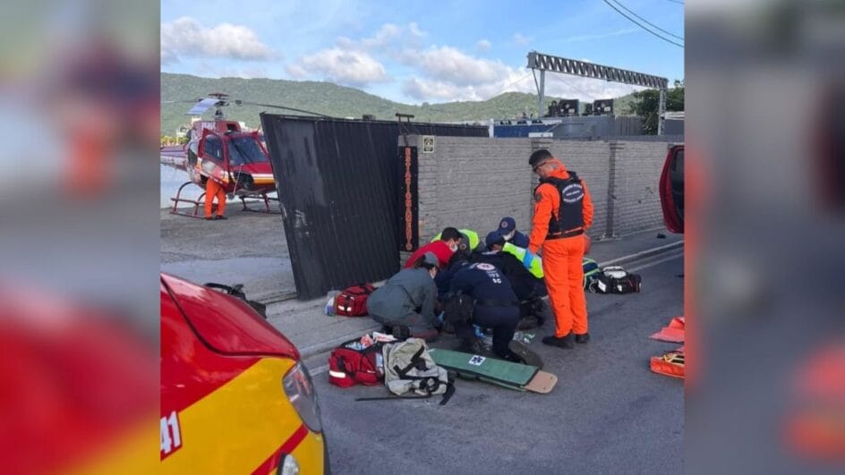 Motociclista é socorrido por helicóptero após acidente em avenida famosa de Florianópolis