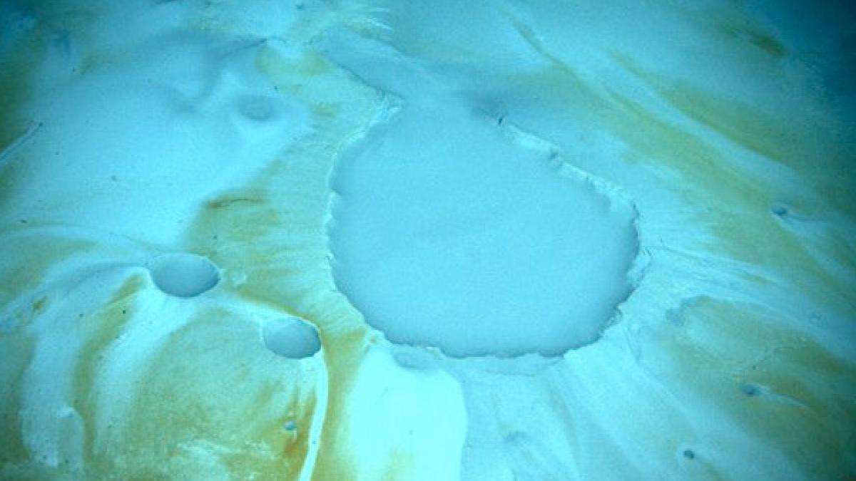 Registro de um lago subaquático no fundo do oceano: a densidade extrema da salmoura impede que ela se misture com a água ao redor, criando um cenário que parece de outro planeta. Foto: Wikimedia Commons
