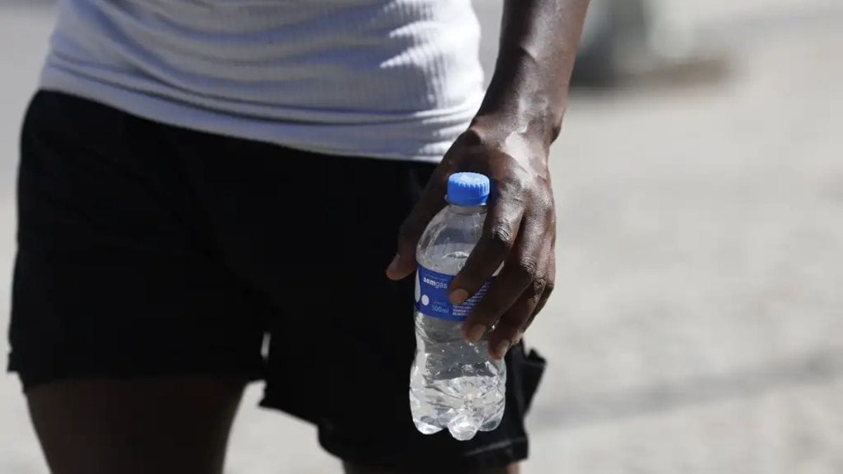 Rio de Janeiro (RJ), 26/12/2025 – Pessoas cuidam da hidratação em dia de calor no Rio de Janeiro.