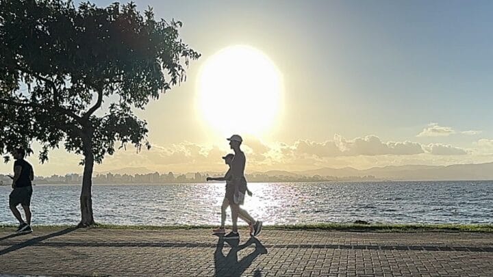 Fim de tarde na beira-Mar Norte, em Florianópolis; calor em SC