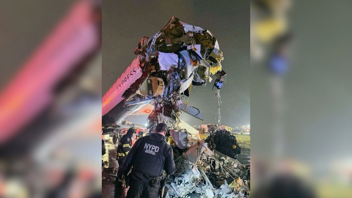 Avião fica destruído após acidente no aeroporto LaGuardia, em Nova York