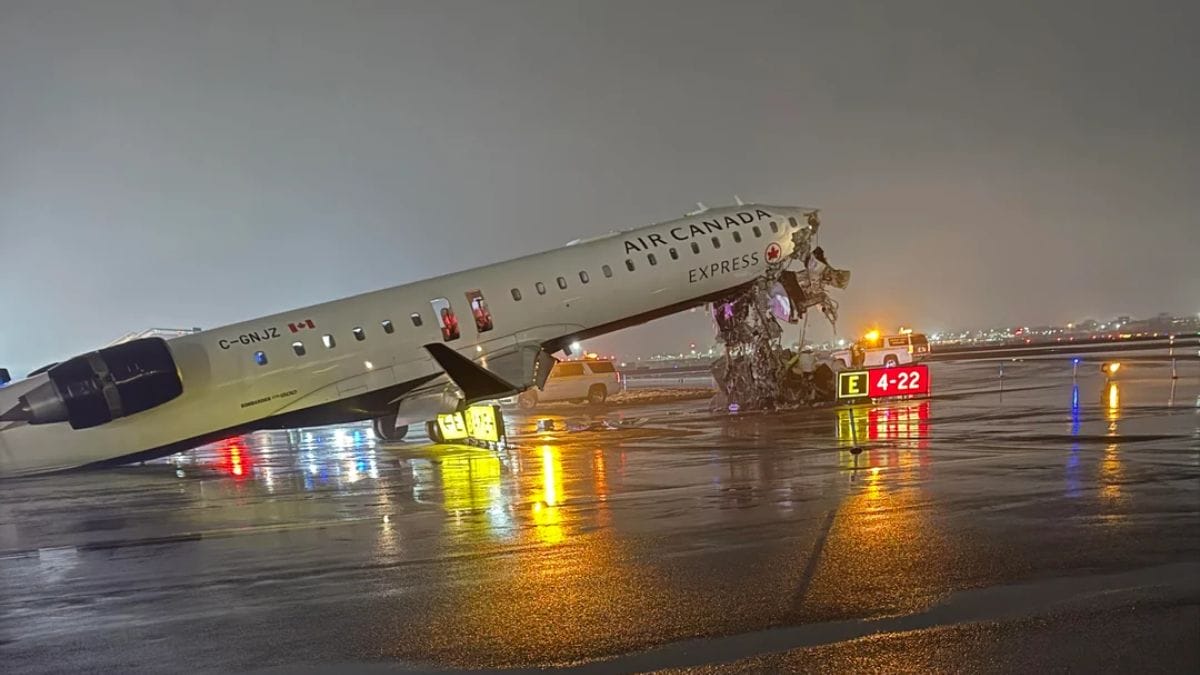 Avião fica destruído após acidente no aeroporto LaGuardia, em Nova York