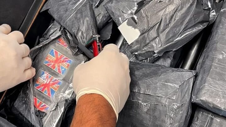 Universitária é presa no aeroporto de Florianópolis com carregamento de droga