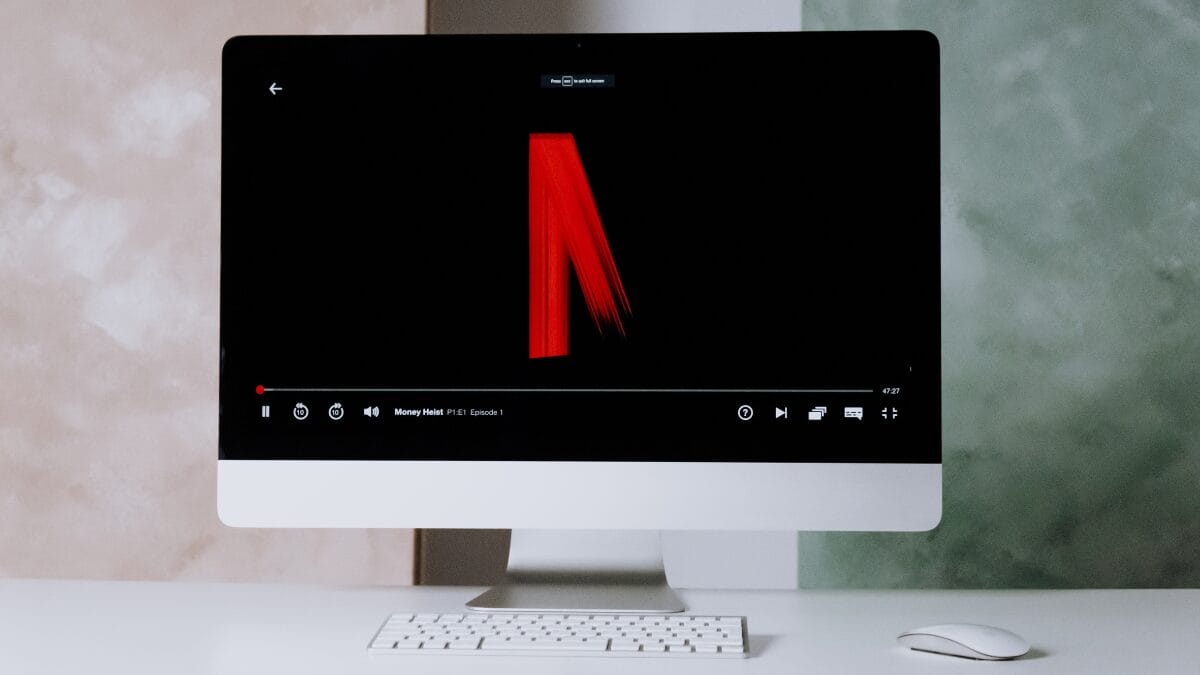 Por que filmes massacrados pela crítica batem recordes na Netflix?