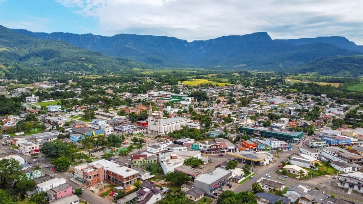 A cidade de aproximadamente 8 mil habitantes é reconhecida nacionalmente pelos canyons e pelos voos de balão (Foto: Douglas Benker, Prefeitura de Praia Grande, Athos Comunicação)