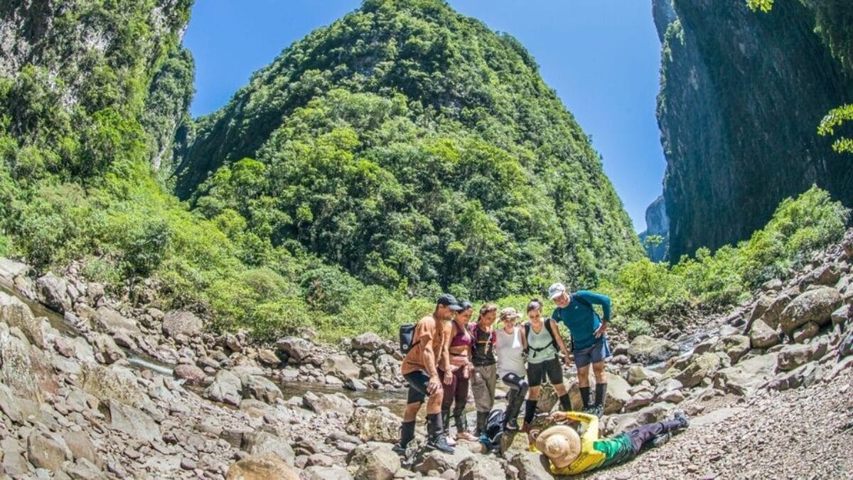 A caminhada na trilha pode levar até quatro horas (Foto: Douglas Benker, Prefeitura de Praia Grande, Athos Comunicação