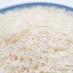 Fritar o arroz antes de cozinhar ajuda a deixar mais soltinho? Entenda detalhe crucial na cozinha