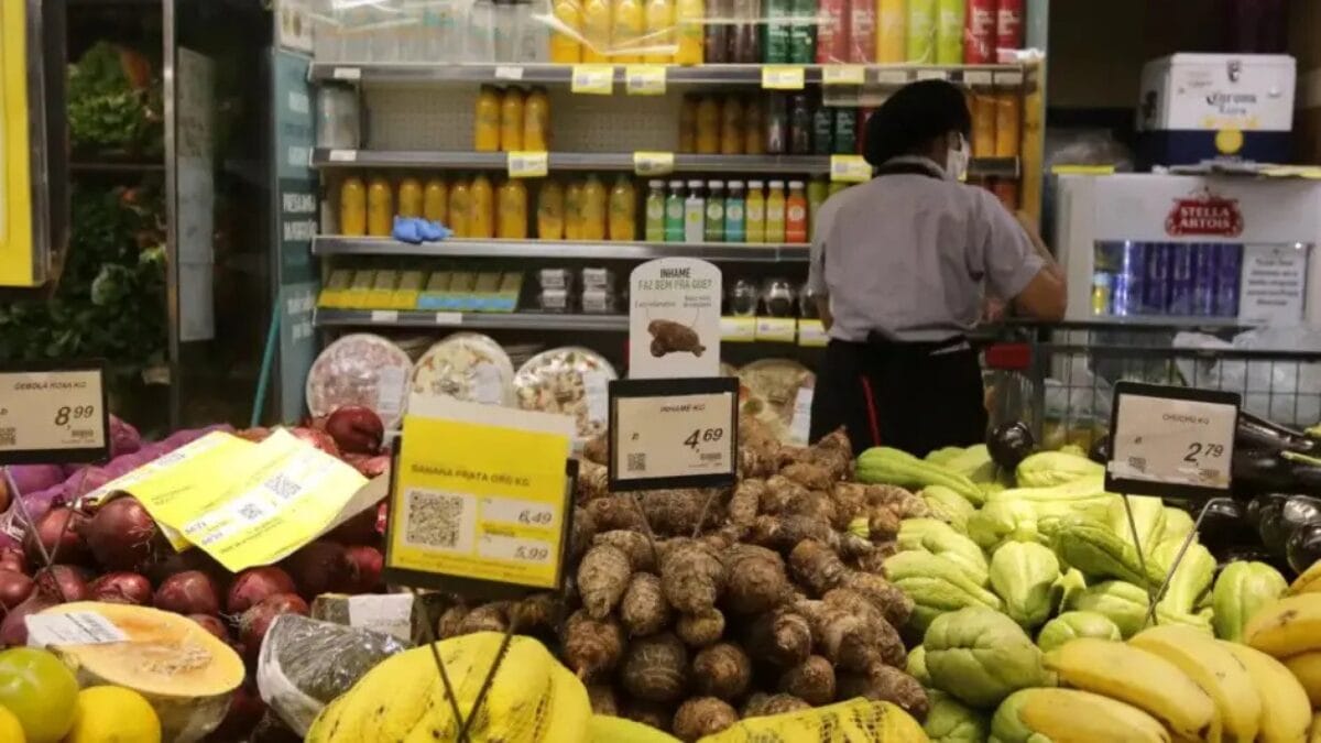 Prévia da inflação fica em 0,44% em março, puxada por alimentos e despesas pessoais