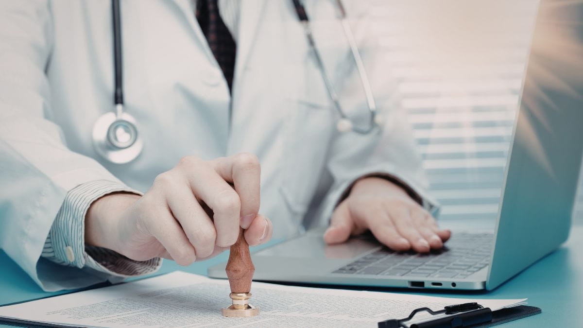 Consulta m&eacute;dica e acompanhamento profissional s&atilde;o indispens&aacute;veis para iniciar o uso de pept&iacute;deos (Foto: Banco de Imagens)