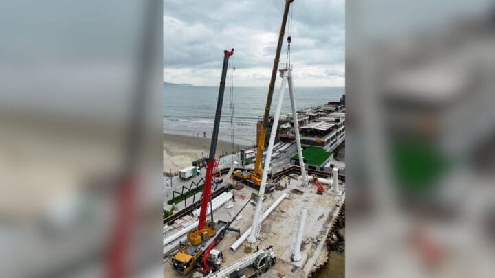 Montagem da roda-gigante It Wheel, em Itapema