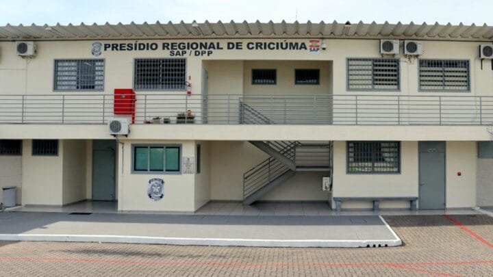 Servidor de presídio é alvo de operação por suspeita de facilitar entrada de celulares em Criciúma