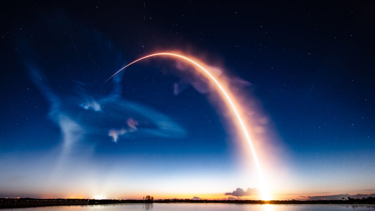 SpaceX j&aacute; tem dia para lan&ccedil;ar 25 sat&eacute;lites Starlink e provoca alerta de estrondos s&ocirc;nicos