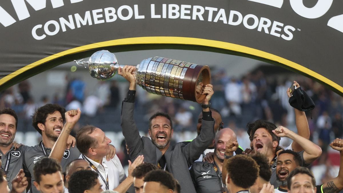 Técnico Arthur Jorge na celebração do título da Libertadores pelo Botafogo
