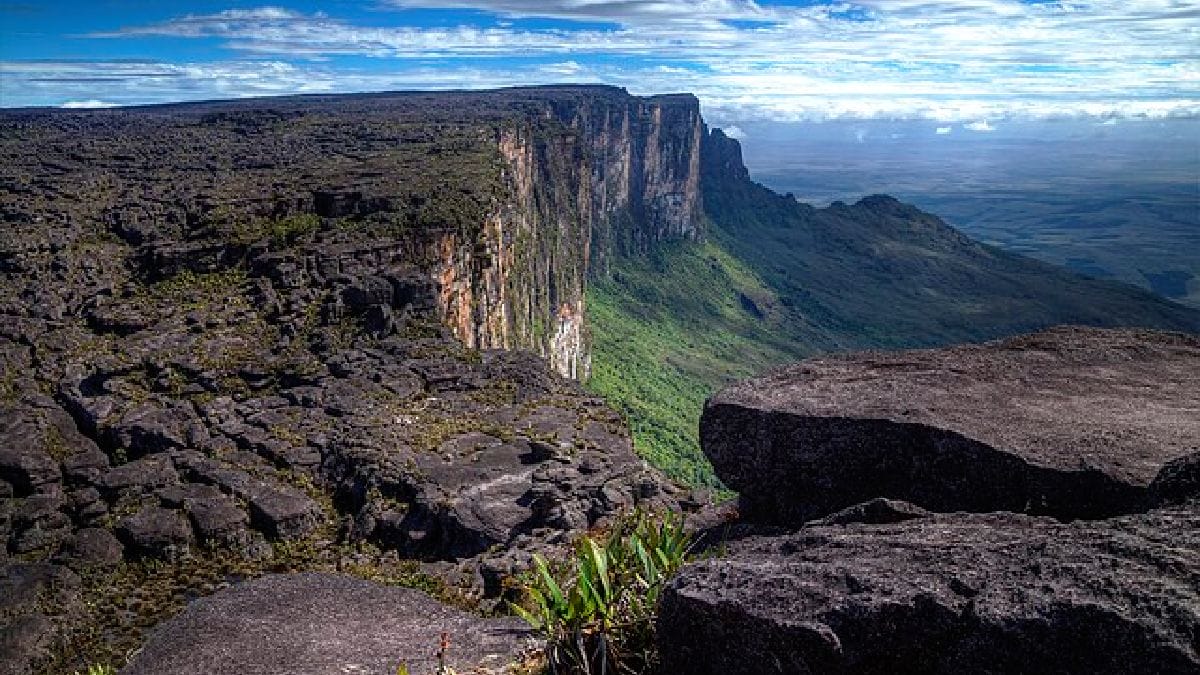No Brasil, o Parque Nacional do Monte Roraima protege 116.747 hectares desde 1989, administrado por ICMBio, Funai e a comunidade Ingarikó (Foto: Tinhojv/Wikimedia Commons)