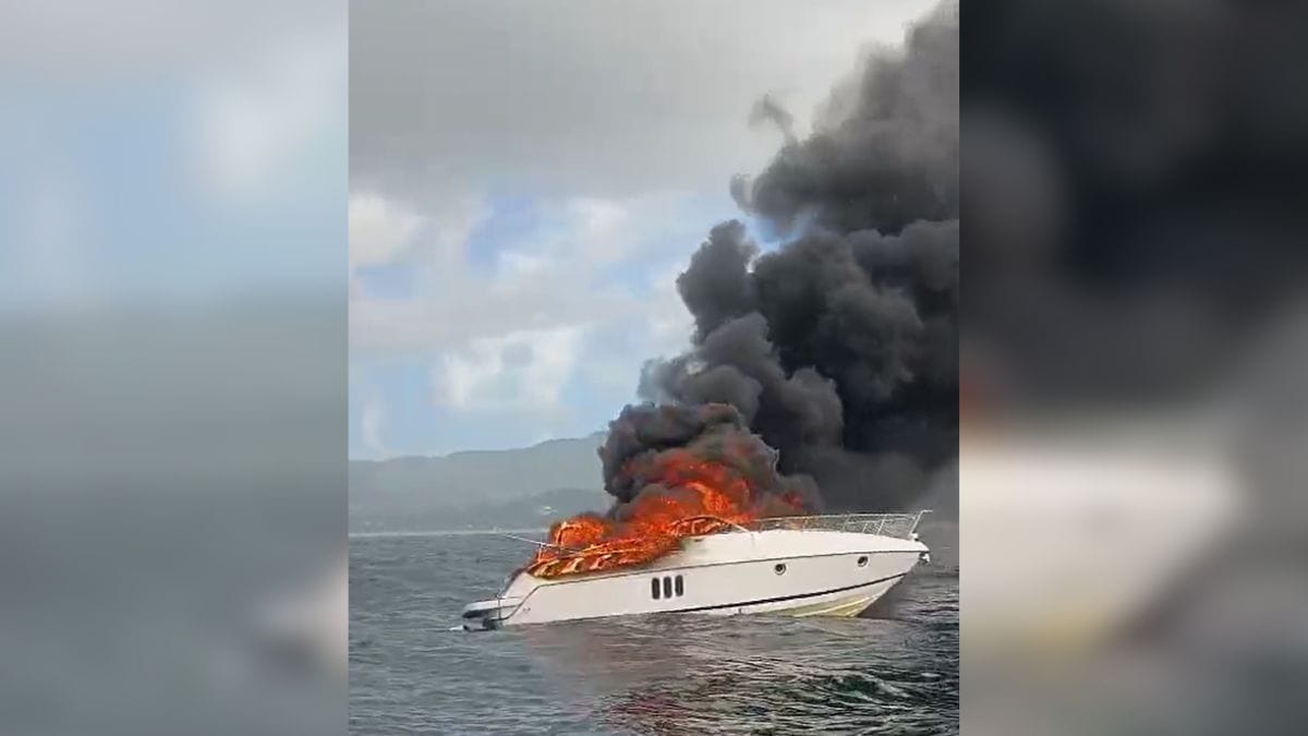 Lancha pega fogo e naufraga na Praia Mole