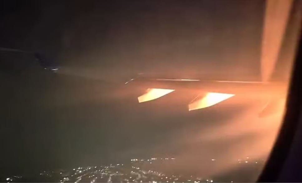 Foto mostra momento de explos&atilde;o no motor do avi&atilde;o.