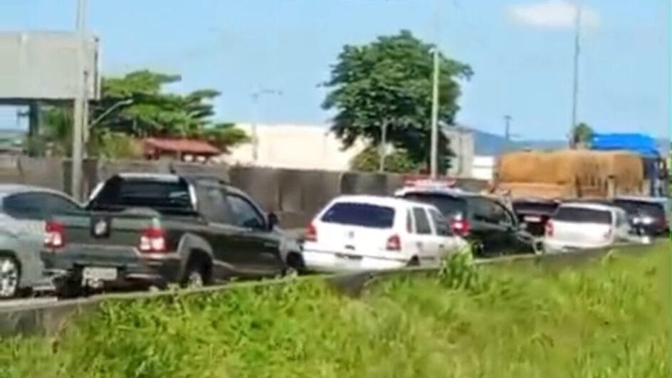 Filas foram formadas na região (Foto: Ricardo Pastrana, Reprodução)