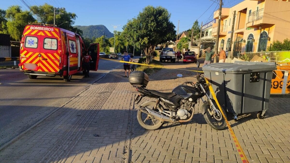 Capacete foi arremessado com o impacto da batida (Foto: CBMSC, Divulgação)