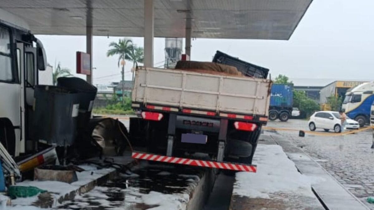 Acidente quase termina em tragédia em Itajaí (Foto: Corpo de Bombeiros, Divulgação)
