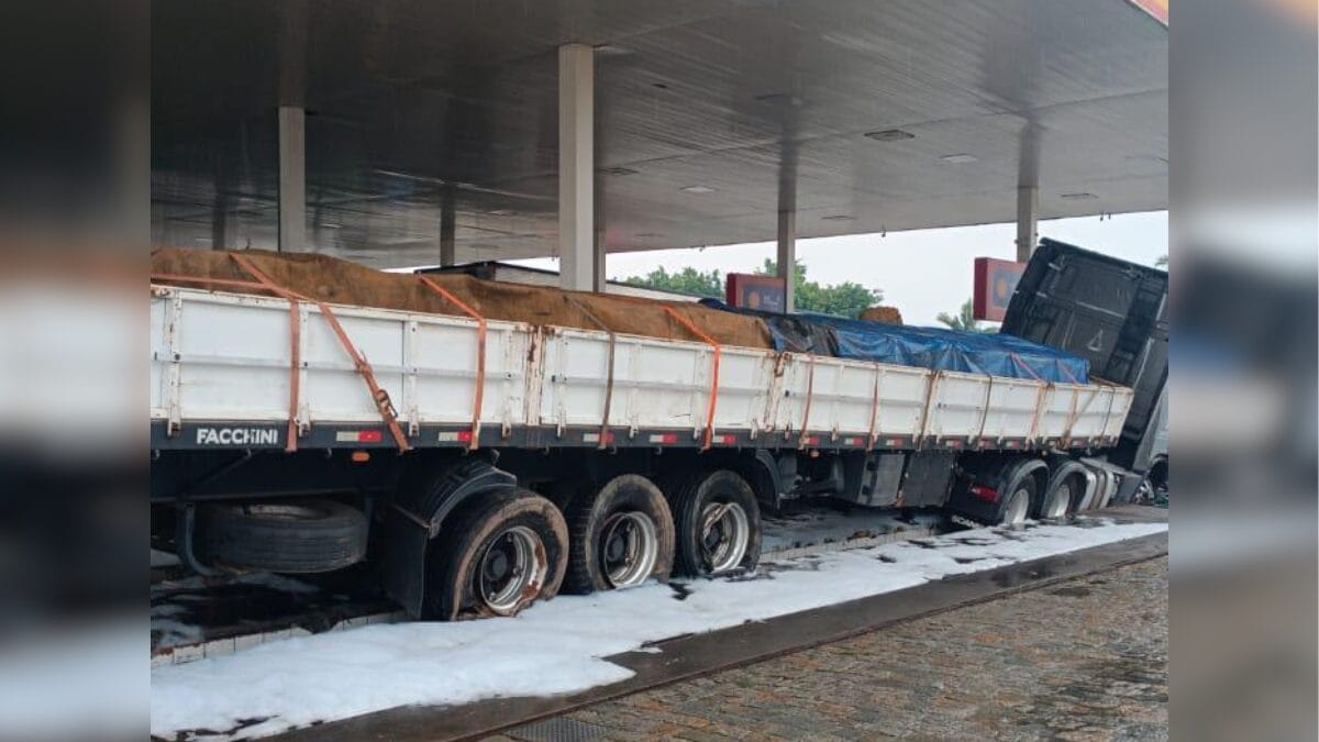 Acidente quase termina em tragédia em Itajaí (Foto: Corpo de Bombeiros, Divulgação)