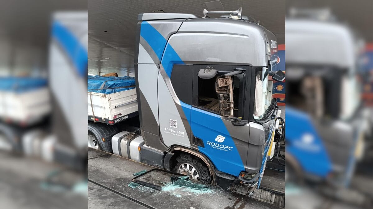 Acidente quase termina em tragédia em Itajaí (Foto: Corpo de Bombeiros, Divulgação)