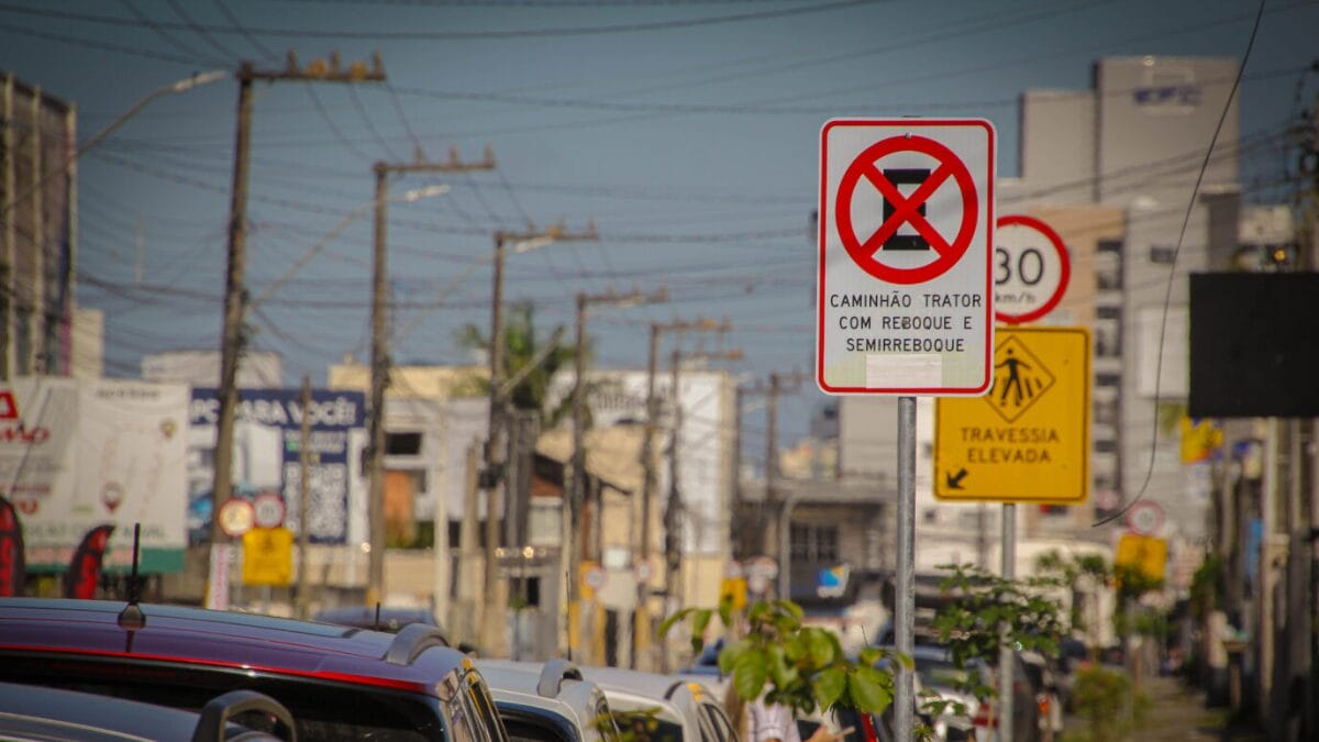 Caminh&otilde;es que transportam cont&ecirc;ineres ter&atilde;o tr&aacute;fego limitado em Navegantes