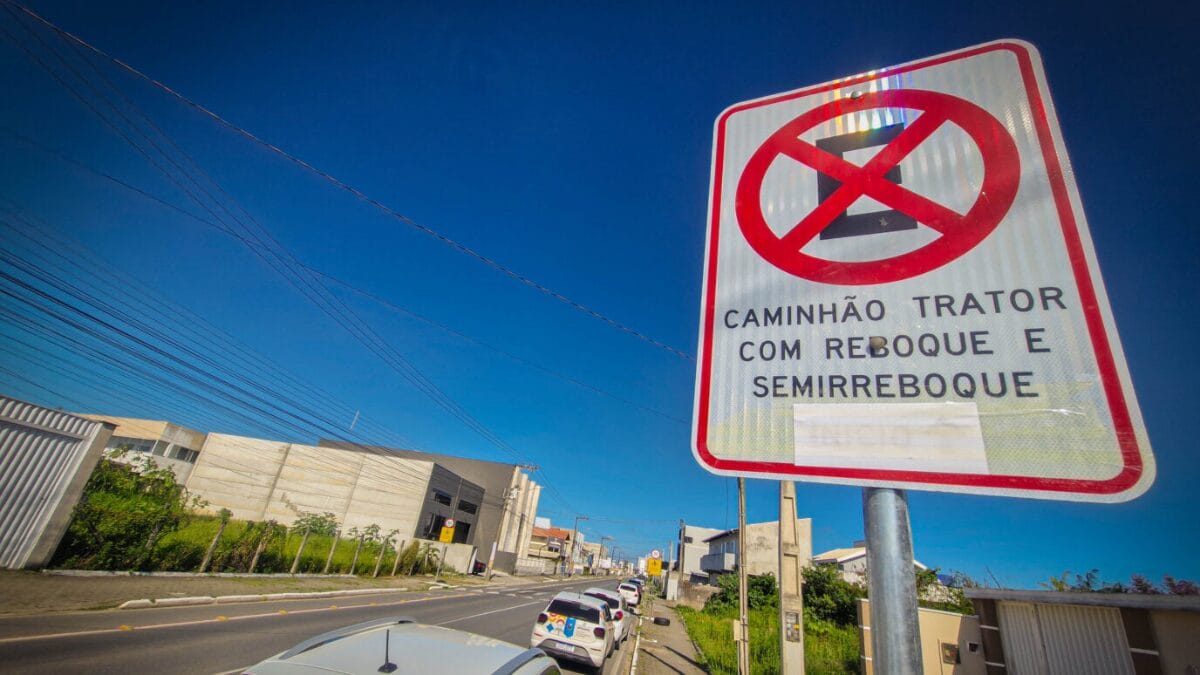Caminh&otilde;es que transportam cont&ecirc;ineres ter&atilde;o tr&aacute;fego limitado em Navegantes