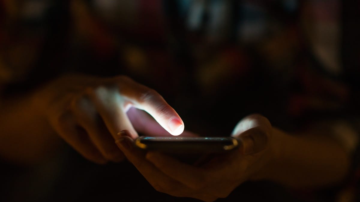 Passar horas deslizando o feed do celular pode transformar o descanso em mais cansaço, pequenas mudanças de hábito ajudam a recuperar o tempo longe das telas. Foto: Banco de imagem
