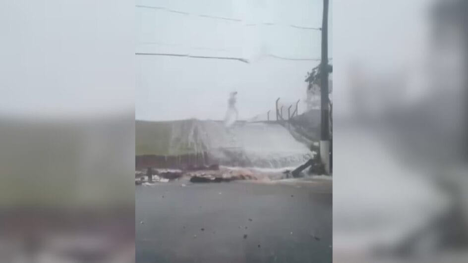 Muro desabou com a força da água (Foto: Redes sociais, Reprodução)