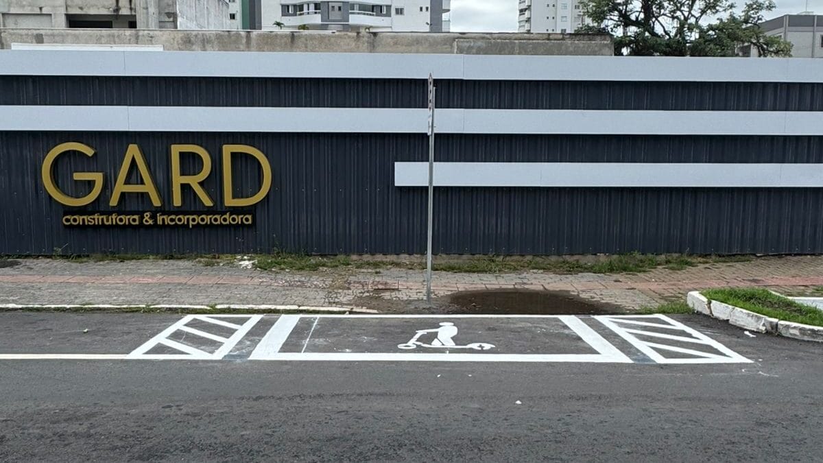 Estacionamento de patinetes em Balne&aacute;rio Cambori&uacute;