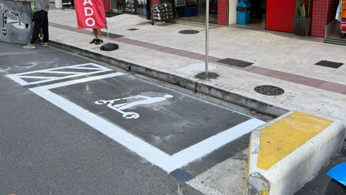 Estacionamento de patinetes em Balne&aacute;rio Cambori&uacute;
