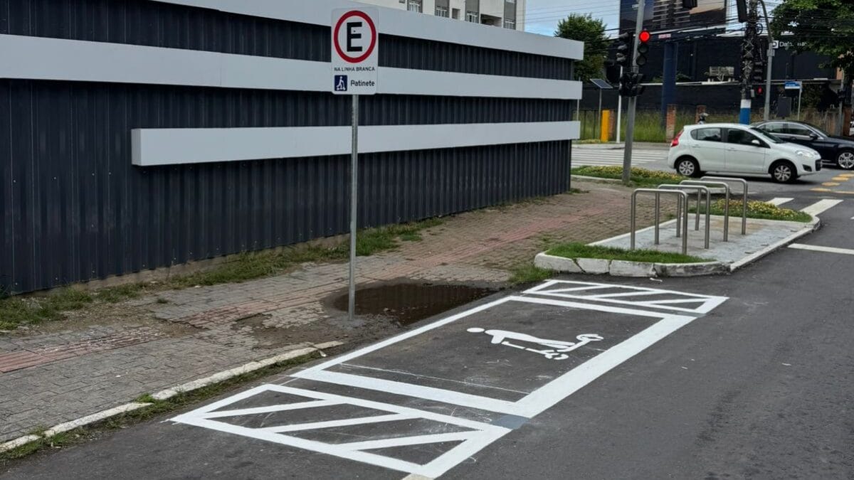 Estacionamento de patinetes em Balne&aacute;rio Cambori&uacute;