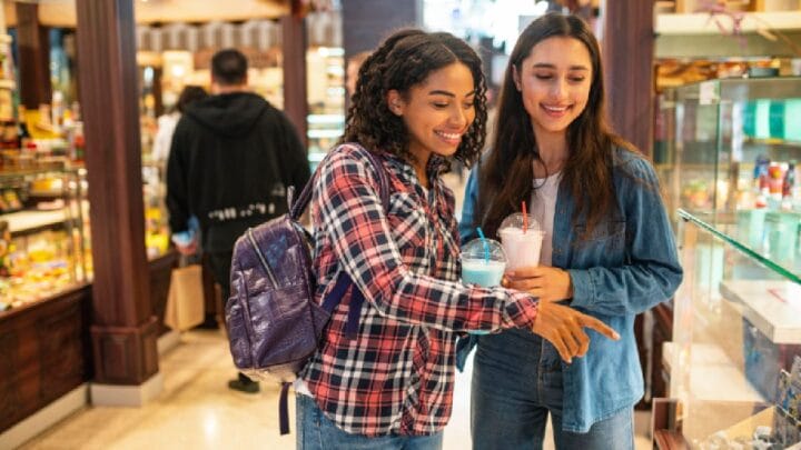 Segundo dados da PricewaterhouseCoopers (PwC), a participação da Geração Z no fluxo de visitantes em shoppings nos Estados Unidos aumentou 57% em relação a 2025 (Foto: Banco de imagens)