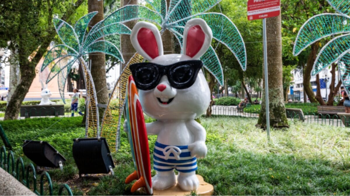 Foto da decoração de páscoa no centro de Florianópolis.