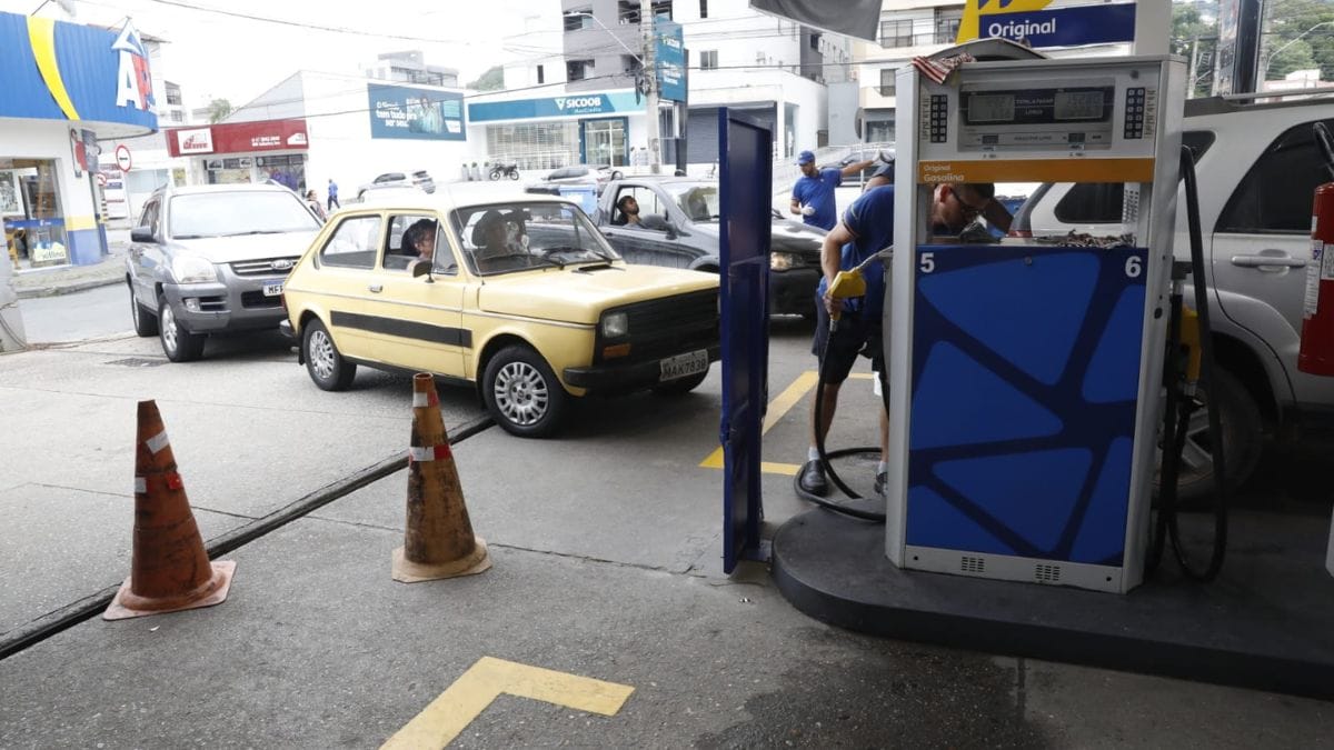 Governador de SC aceita proposta de Lula para reduzir preço do diesel com condições