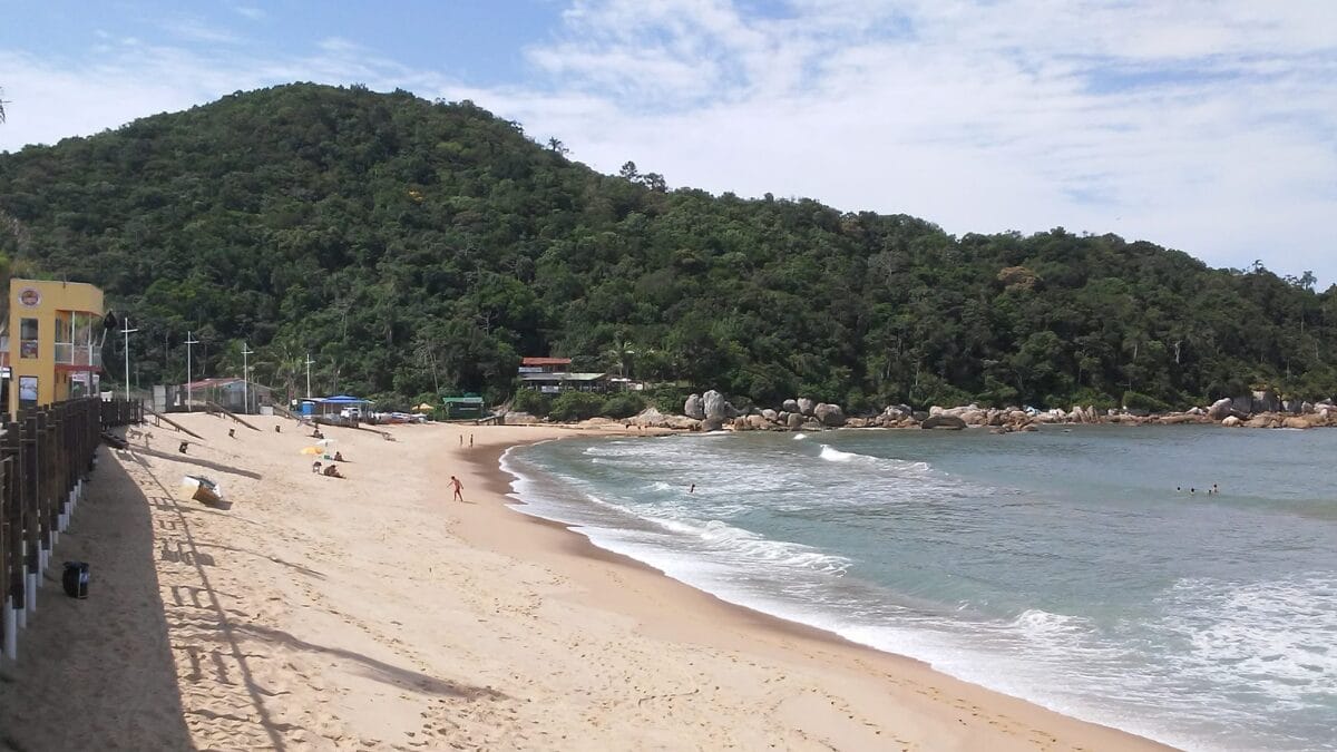 Praia da Ilhota em Itapema