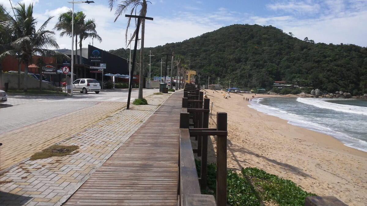 Praia da Ilhota em Itapema