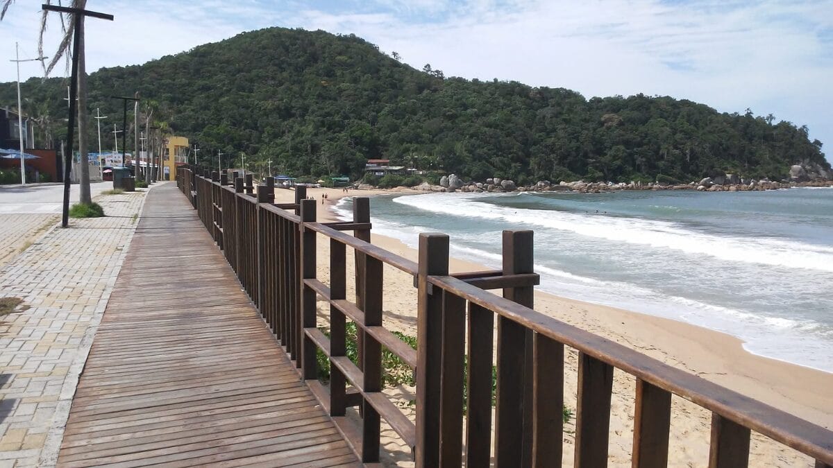 Praia da Ilhota em Itapema