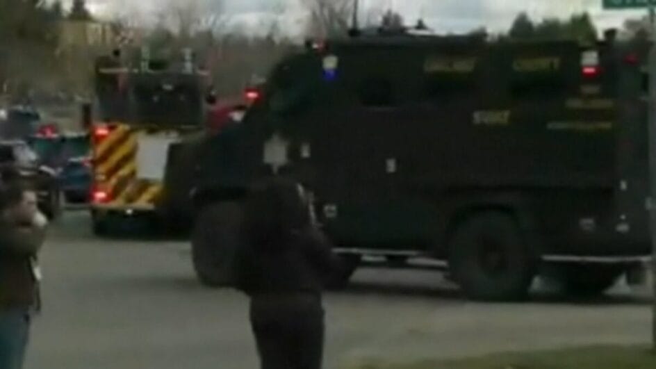 Sinagoga foi cercada (Foto: Globo News, Reprodução)