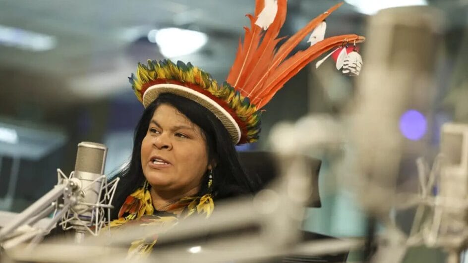 Segundo o boletim médico, o quadro de saúde é estável e a ministra não apresenta febre desde domingo (22) (Foto: CanalGov, Reprodução)