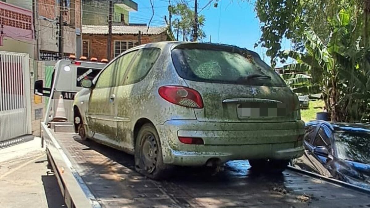 Carros abandonados em Balne&aacute;rio Cambori&uacute;