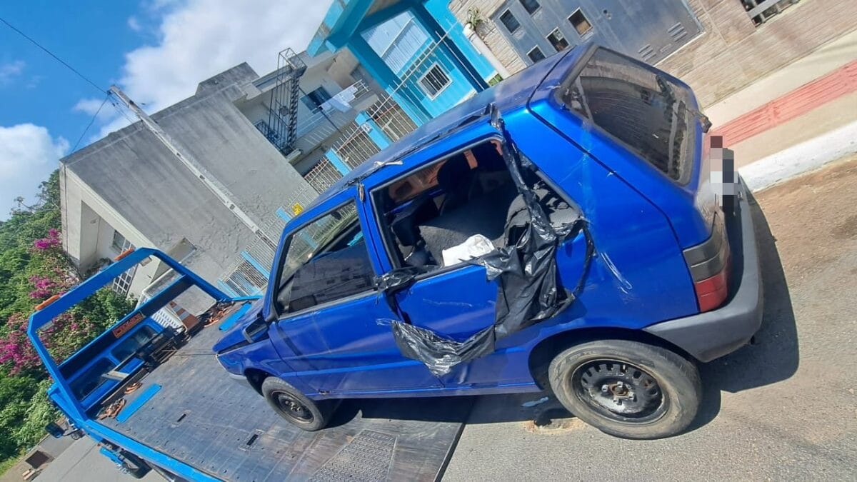 Carros abandonados em Balne&aacute;rio Cambori&uacute;