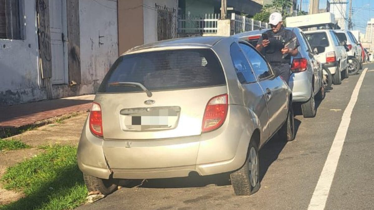 Carros abandonados em Balne&aacute;rio Cambori&uacute;