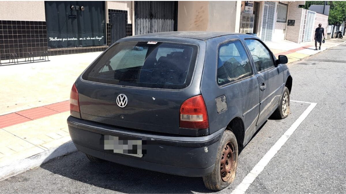 Carros abandonados em Balne&aacute;rio Cambori&uacute;