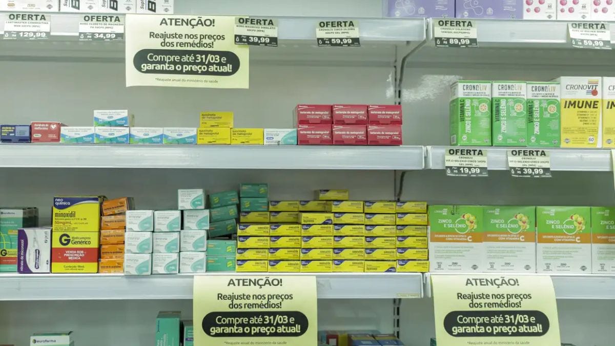 Remédios dispostos em prateleiras