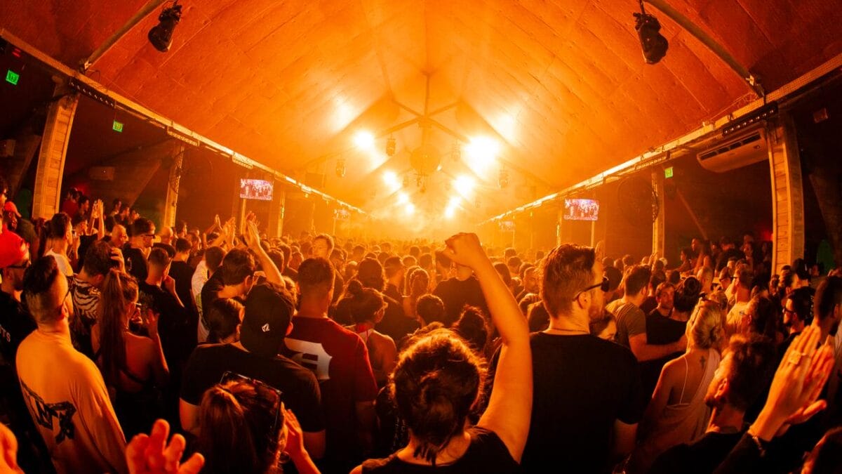 Beach Club faz parte da cidade h&aacute; mais de duas d&eacute;cadas (Foto: Warung, Divulga&ccedil;&atilde;o)