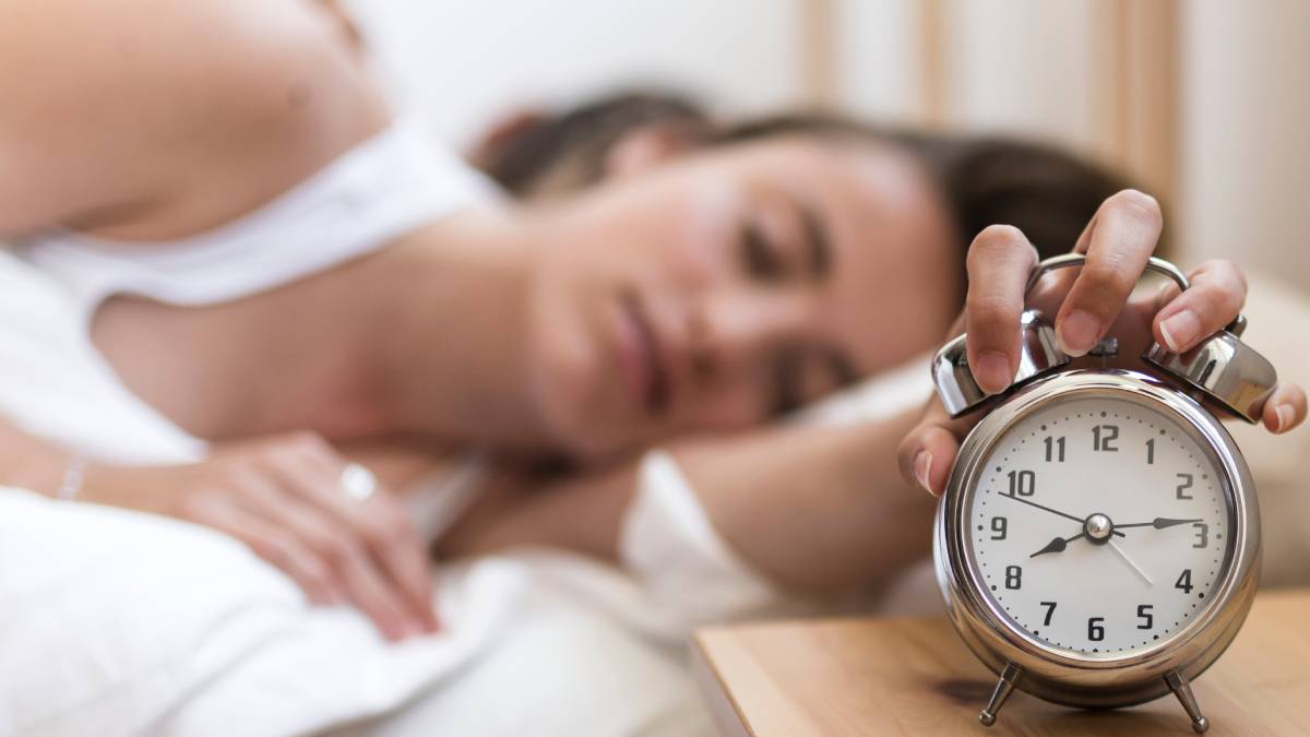 Especialistas explicam que a mudança brusca de horários desregula o relógio biológico e dificulta o despertar na segunda-feira (Foto: Freepik)